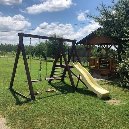 Salas Gnijezdo Bačka Palanka Exterior foto