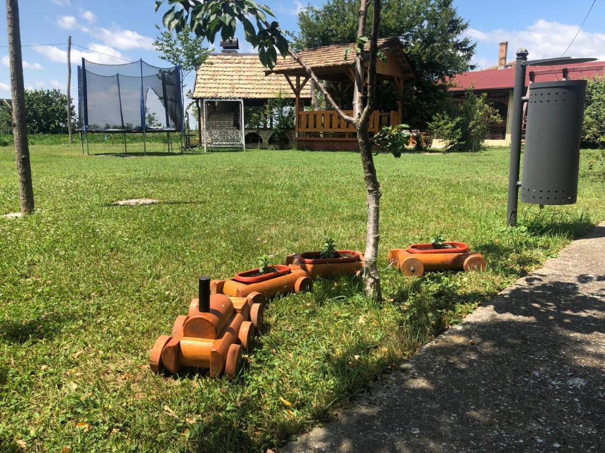 Salas Gnijezdo Bačka Palanka Exterior foto